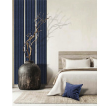 Slaapkamer met wandpanelen, bed en decoratie