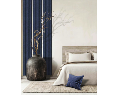 Slaapkamer met wandpanelen, bed en decoratie
