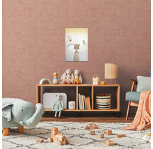 Kinderkamer met rek, speelgoed en muurschildering