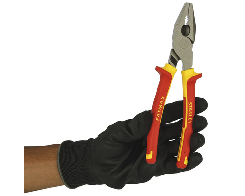 Een hand met een zwarte handschoen houdt een Stanley Fatmax combinatietang vast.