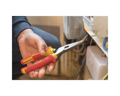 Stanley punttang met geïsoleerde handgrepen in gebruik