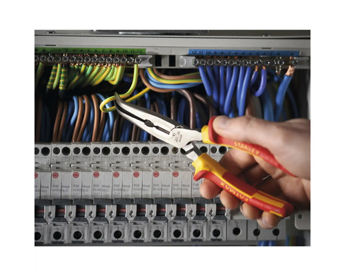 Elektricien werkt met een punttang aan een elektrische installatie.