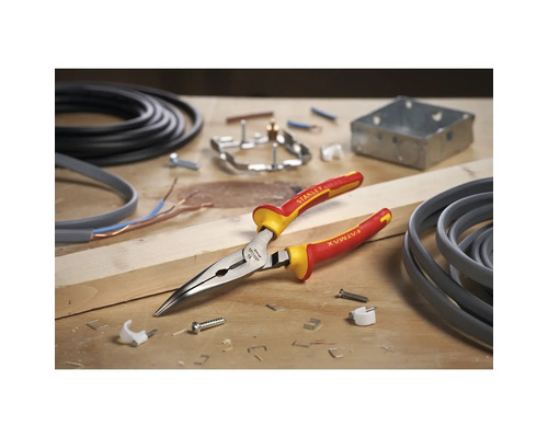 Puntbektang op een houten oppervlak met kabels, schroeven en ander installatiemateriaal