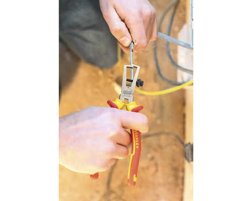 Een persoon gebruikt een draadstripper om een kabel te strippen.