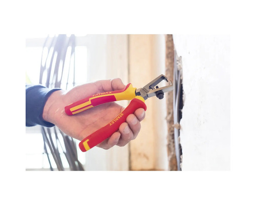Een hand houdt een Stanley Fatmax draadstriptang vast.