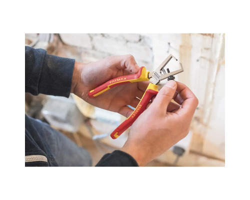 Een persoon houdt een Stanley Fatmax draadstripper in zijn handen.