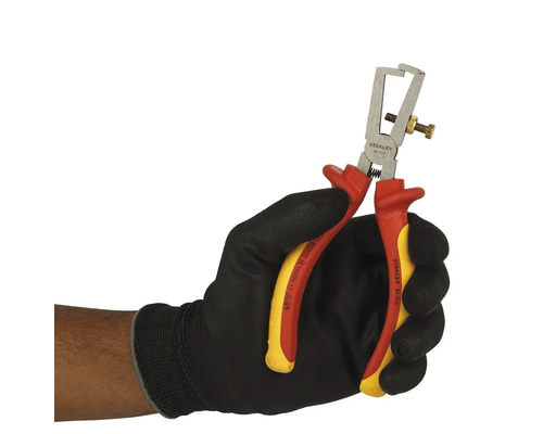 Een hand met een beschermende handschoen houdt een Stanley draadstriptang vast.