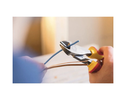 Een draadkniptang knipt een kabel door.