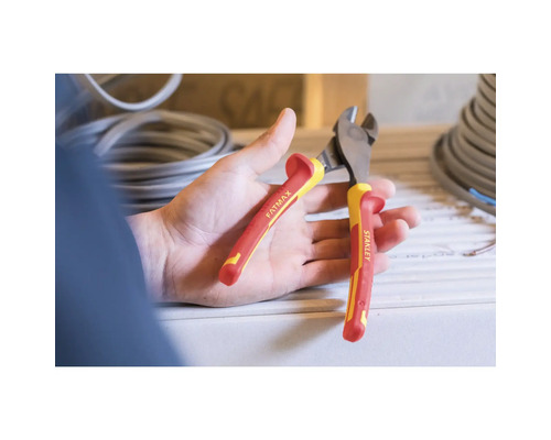 Hand houdt twee zijkniptangen van Stanley Fatmax vast