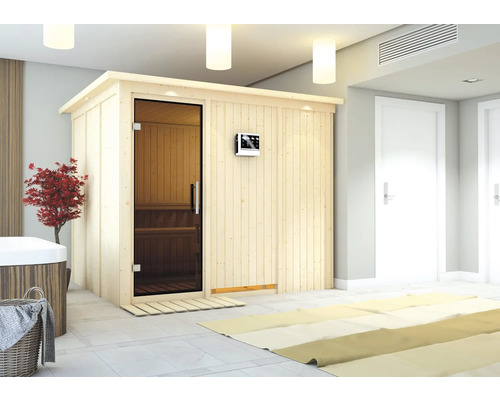 Interieurweergave van een houten sauna met glazen deur en digitaal bedieningspaneel