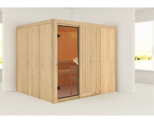Houten sauna met glazen deur in een lichte ruimte