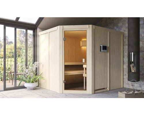 Hoeksauna met houten banken en bedieningselement in een lichte ruimte met groot raam en kachel.