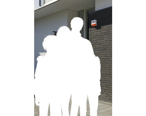 Familie staat voor een huis met een alarmsysteem