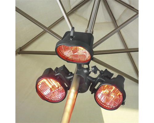 Terrasverwarmer met drie warmtestralers gemonteerd onder een parasol