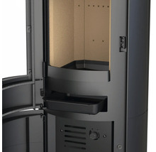 Detailopname van een houtkachel met open deur en interieur