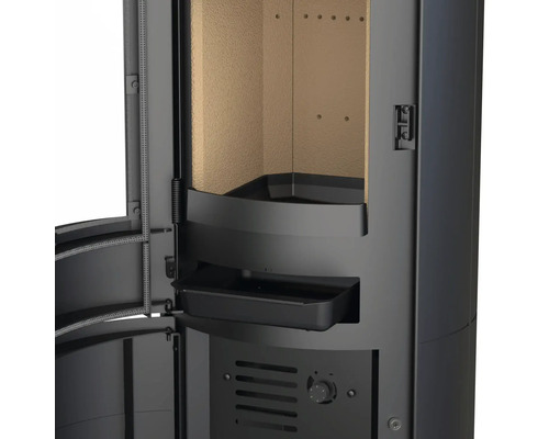 Detailopname van een houtkachel met open deur en interieur