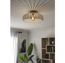 Plafondlamp met houten lamellen en decoratieve lichteffecten in de woonkamer.