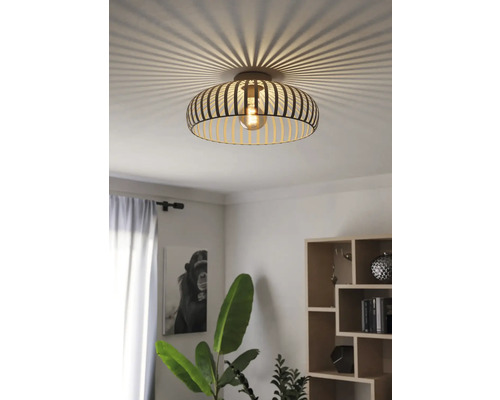 Plafondlamp met houten lamellen en decoratieve lichteffecten in de woonkamer.