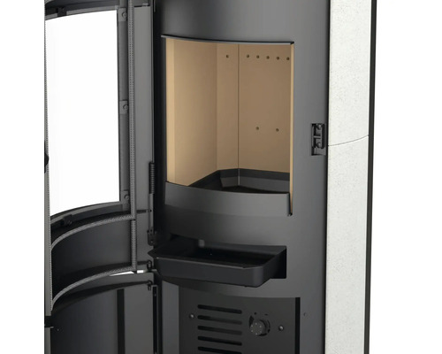 Gedetailleerd aanzicht van een open haard met open deur