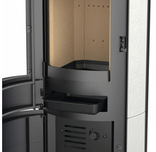 Detailopname van een houtkachel met open deur en geïntegreerd houtvak