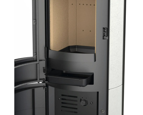 Detailopname van een houtkachel met open deur en geïntegreerd houtvak