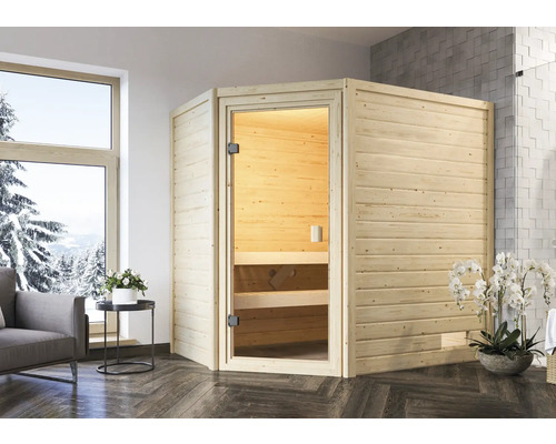 Houten sauna met glazen deur en interieur in een lichte ruimte.