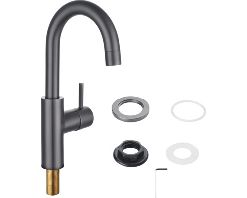 Metalen keukenkraan met montageaccessoires