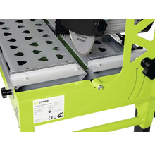 Tegelsnijmachine met snijwiel en meetschaal voor het precies snijden van tegels.