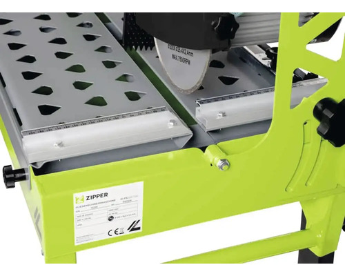 Tegelsnijmachine met snijwiel en meetschaal voor het precies snijden van tegels.