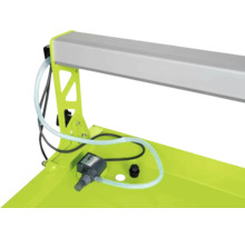 Close-up van een kamerfontein met pomp en verlichting