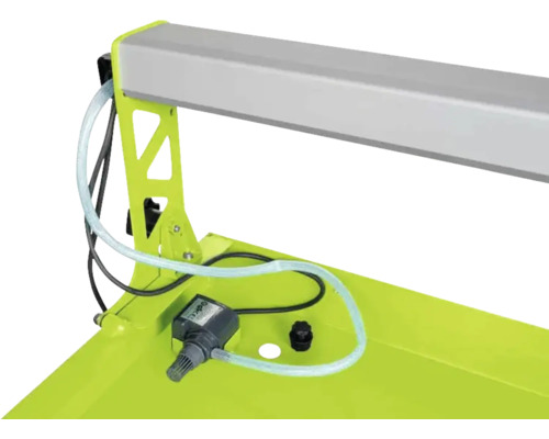 Close-up van een kamerfontein met pomp en verlichting