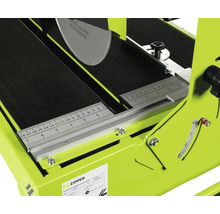 Detailopname van een tegelsnijmachine met maatweergave en zaagblad