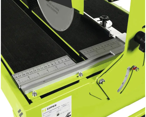 Detailopname van een tegelsnijmachine met maatweergave en zaagblad