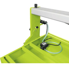 Detailaanzicht van een tegelsnijmachine met waterpomp en toevoerleiding