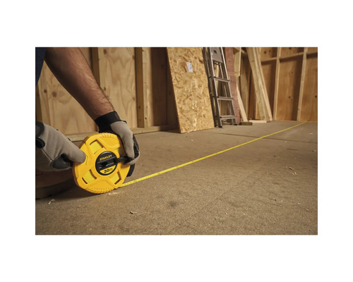 Gele rolbandmaat van Stanley met een lengte van 30 meter in gebruik