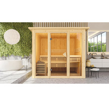 Houten sauna met glazen deur in een lichte badkamer met bad en wastafel