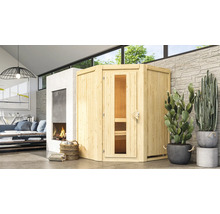 Houten binnensauna met glazen deur in een woonkamer met open haard