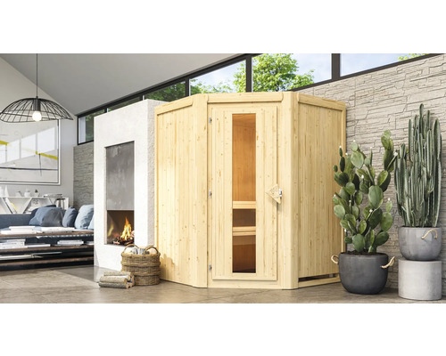 Houten binnensauna met glazen deur in een woonkamer met open haard