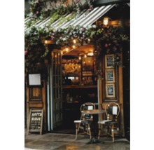 Buitenaanzicht van een restaurant met tafel en stoelen