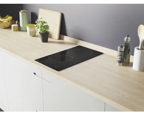 Inbouwkookplaat met twee kookzones in een lichte keuken.