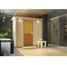 Houten sauna met douche en zitje in de badkamer