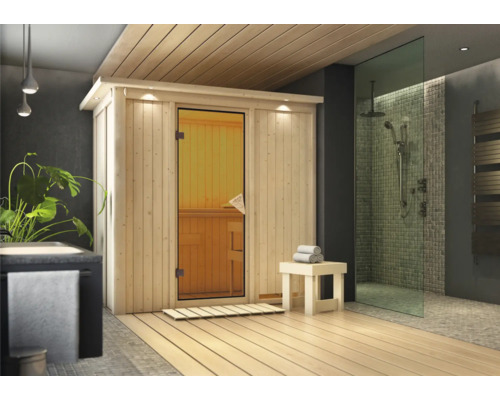 Houten sauna met douche en zitje in de badkamer