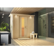 Houten sauna naast een douche met glazen wand in een badkamer met houten vloer