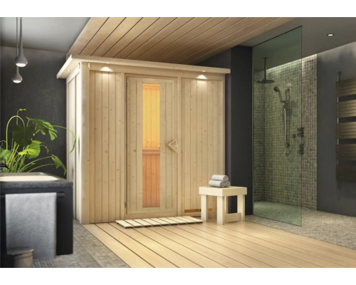Houten sauna naast een douche met glazen wand in een badkamer met houten vloer