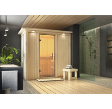 Moderne sauna met houten wanden, glazen douche en houten vloer
