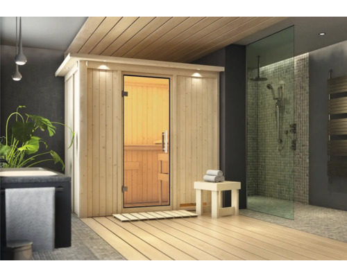 Moderne sauna met houten wanden, glazen douche en houten vloer