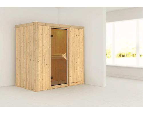 Houten sauna met glazen deur in een lichte ruimte