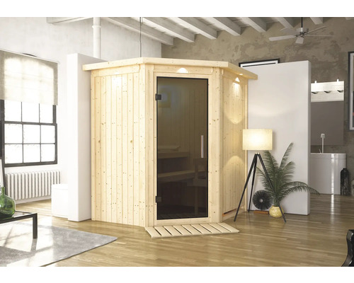 Houten hoeksauna met glazen deur in een lichte ruimte