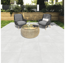 Terras met lichtgrijze tegels, twee stoelen en een tafel