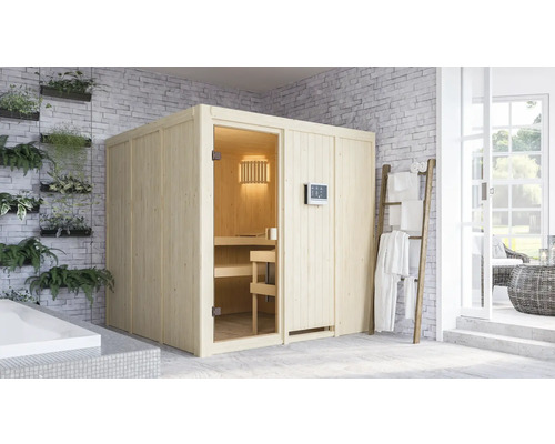 Houten sauna met banken en bedieningselement in een lichte ruimte met plantenwand en bad